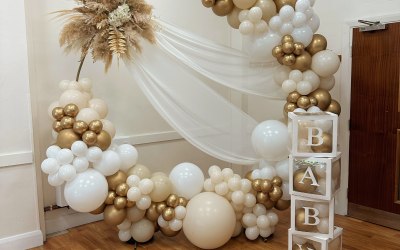 Baby shower using neutral and gold tones 