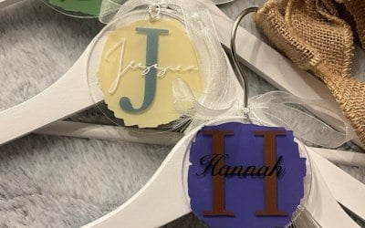 Hanger tags or placement settings