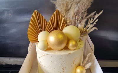 Dried Grass Gold Cake