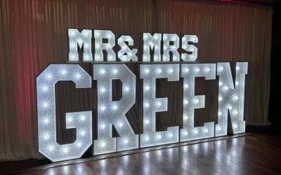 GIANT LETTERS + MR & MRS TOPPER