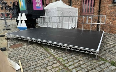 Single platform stage