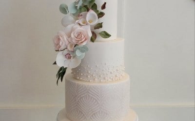 White pearl ombre design with sugar flower arrangement