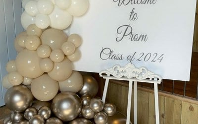 Welcome Easel with Garland