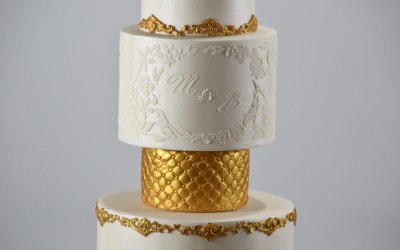 White and gold decorated wedding cake
