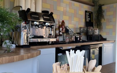 The back bar and coffee machine are all fully functioning with the ability to create hot and cold brews as well as coffee cocktails