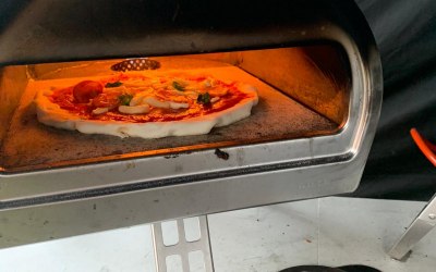 Authentic Neapolitan pizza cooking at 400°C