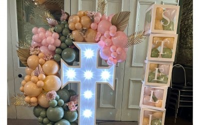 LED cross with balloon garland 