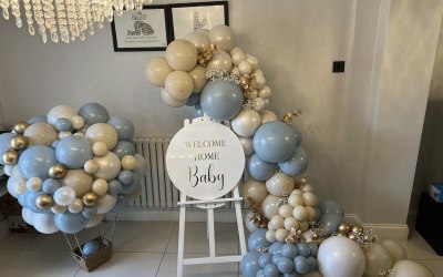 Easel display with hot air balloons, perfect welcome sign