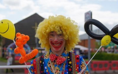 Cookie the Clown selling balloons