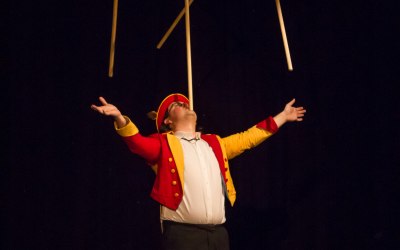 The Conwy Jester balancing 7 brushes on his face.