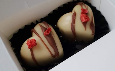 White chocolate hearts filled with a gorgeous Baileys ganache and topped with freeze dried strawberries