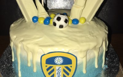 A Leeds United inspired birthday cake with ombre buttercream & topped with the customers favourite chocolates. 
