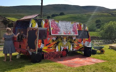 Our tropical caravan can be used as a bar, food truck, dj booth, chill area, photobooth, you name it we bring it.