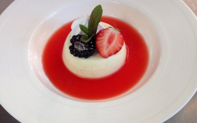 Buttermilk pudding with summer fruits