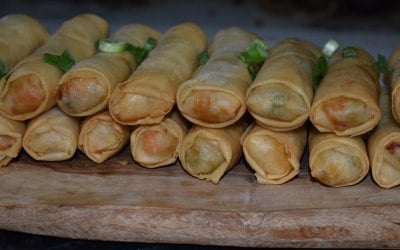 Hot and crispy spring rolls to welcome our guests