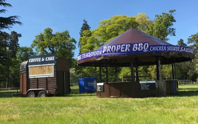 Our swinging grill and coffee and cake horse box