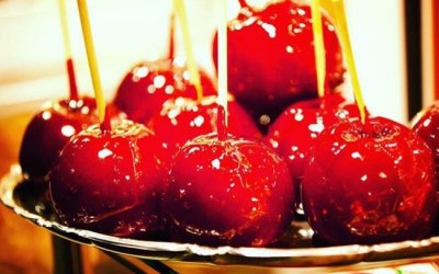 delicous toffee apples at wedding event requested by the customer 