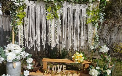 Lovely rustic back drop decorated in many ways. 