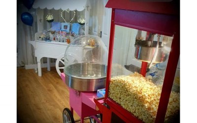 Popcorn and candy floss with a sweetcart for a wedding
