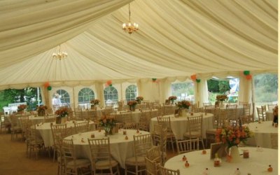 Wedding layout with round tables