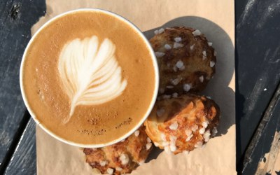 Latte with a dense microfoam and a few chouquettes