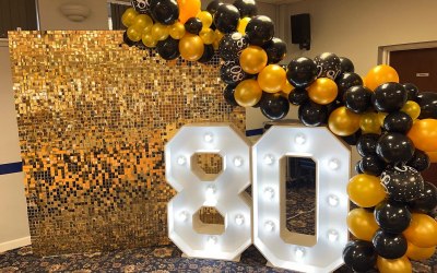 Shimmer wall 4 ft light up numbers and balloon arch £150