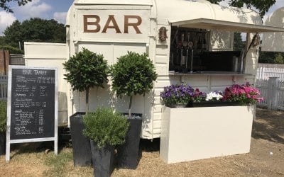 Horse box with Bottoms up dispense