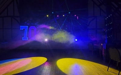 Inviting guests to the dancefloor