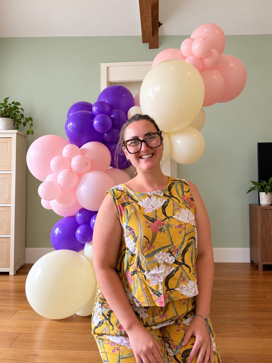 rachel-with-pastel-balloon-garland.png