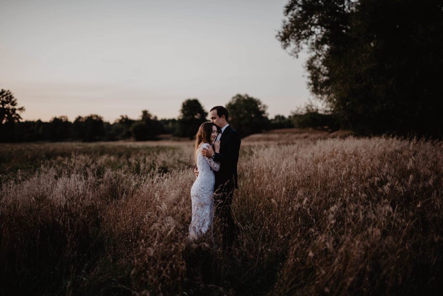 Example of a couples wedding photo in corn field