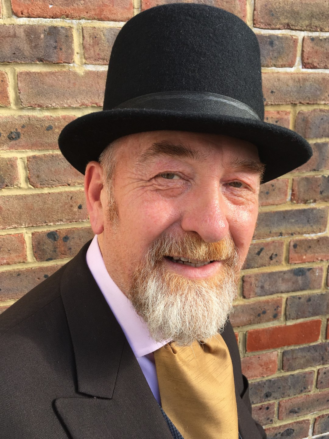 Magician Tony Charles specialising in close-up walkabout magic, family magic shows or even a mix of the two for weddings, parties, venues and corporate events in Sussex, Surrey, Hants and Kent.