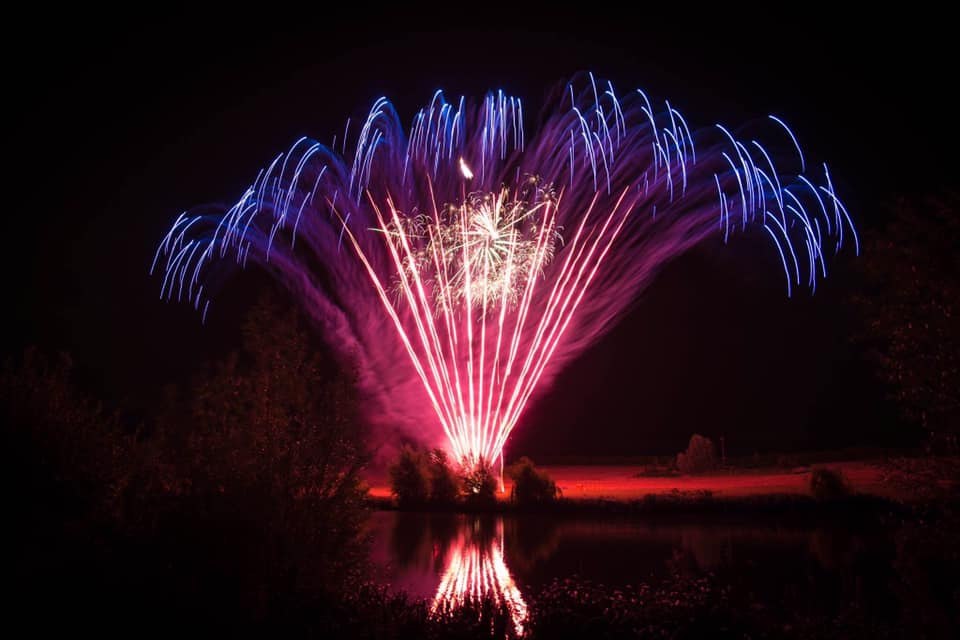 Tony’s Fireworks have many years experience & expertise in creating spectacular wedding firework displays for wedding venues around the East Midlands.