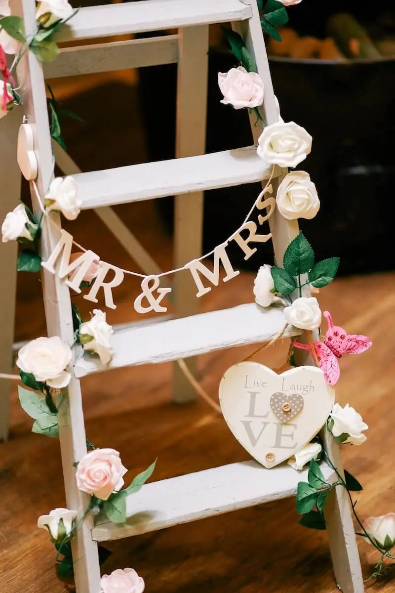 Your wedding wouldn't be complete without some beautiful wedding accessories.