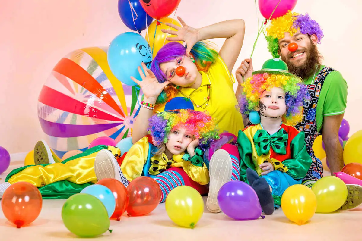 Children’s party entertainers can help keep the kids amused at large events.