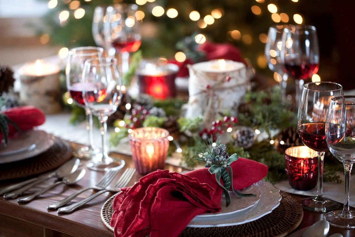 Plan the perfect Christmas party in 5 easy steps! Our blog guides you through catering options to Christmas decorations, entertainment venue ideas, and more. Create unforgettable holiday memories with our expert tips and inspiration.