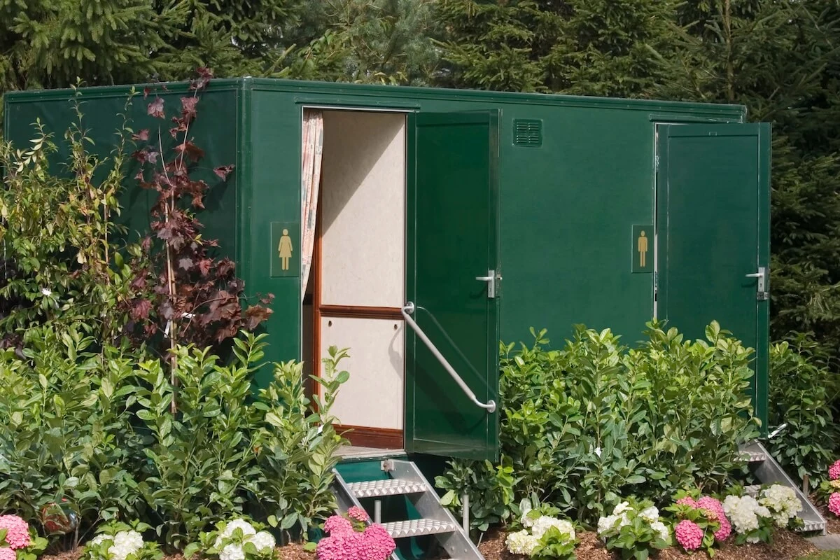 So you’re having a garden party, barn wedding or outdoor celebration and you need to sort out the all important facilities, but want to make sure they’re fit for princesses and posh frocks? Don’t worry, there are plenty of luxury loo hire companies out there who provide posh portable loos for posh dos.